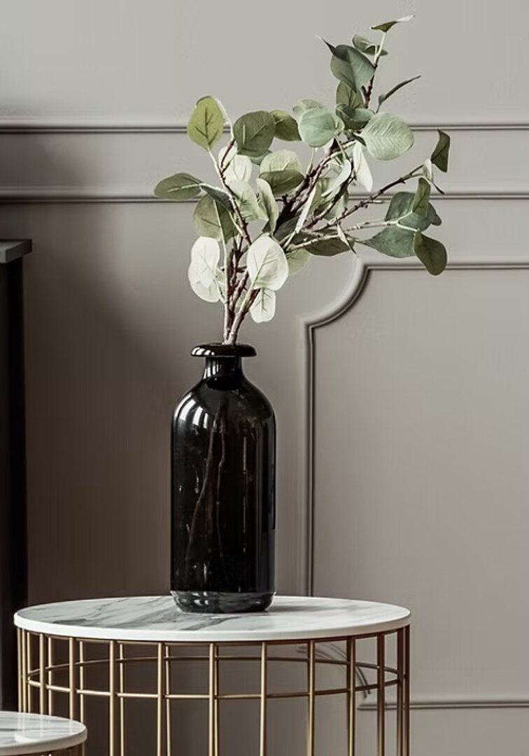 Home staging — elegancki detal wnętrza, wazon z eukaliptusem